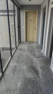 een lege hal met een deur in een gebouw bij Hermoso Monoambiente lanusita in Lanús