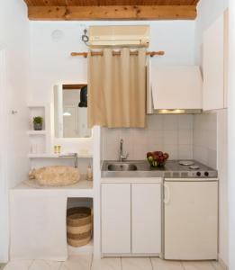 Kuchyň nebo kuchyňský kout v ubytování Kanelis Studios & Suites