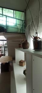 ein Zimmer mit einem Tisch mit zwei Körben darauf in der Unterkunft Pousada raios de sol indaia in Bertioga