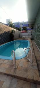 ein Swimmingpool auf einem Gebäude in der Unterkunft Pousada raios de sol indaia in Bertioga