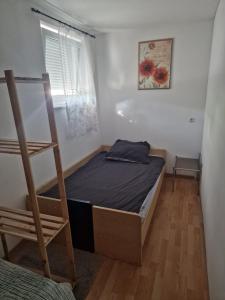 - une petite chambre avec un lit et une échelle dans l'établissement Komfort Wohnung zur Alleinnutzung, à Mengkofen