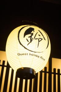 um close-up de um lustre com um filme da casa de hóspedes em Rinn Rokujo Machiya em Quioto