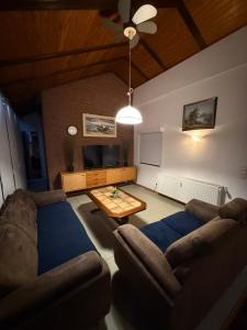 a living room with a couch and a table at Charmante Ferienwohnung in Garbsen Stilvoll Geräumig in Garbsen