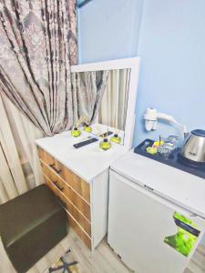Una pequeña cocina con encimera y refrigerador. en Taksim Rose Residence Hotel, en Estambul 30 fotos más