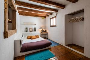 ein Schlafzimmer mit einem Bett in einem Zimmer mit Holzdecken in der Unterkunft Villa Can Secorrat in Can Furnet + 24 Fotos