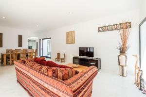 ein Wohnzimmer mit Sofa und Fernseher in der Unterkunft Villa Can Secorrat in Can Furnet