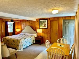 Ένα ή περισσότερα κρεβάτια σε δωμάτιο στο Driftwood Resort Bull Shoals +83 φωτογραφίες