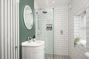 une salle de bain avec un lavabo et une douche dans l'établissement Grooms Cottage, Kailzie, à Peebles 20 autres photos