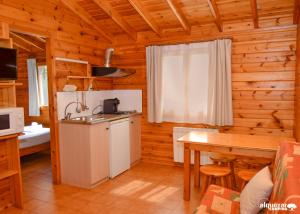 Kuchyň nebo kuchyňský kout v ubytování Camping Alquézar