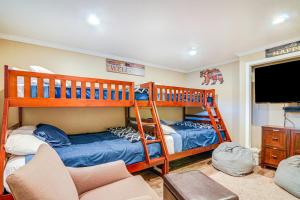 Postelja oz. postelje v sobi nastanitve Walk to Giant Steps Multi-Level Brian Head Condo!