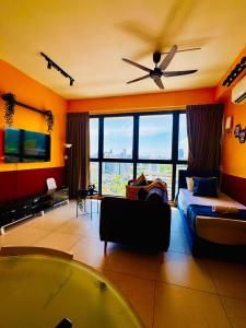 TV a/nebo společenská místnost v ubytování Deluxe Suite for10 Stunning Sea &City ViewsNetflix