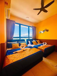 Postel nebo postele na pokoji v ubytování Deluxe Suite for10 Stunning Sea &City ViewsNetflix + 21 fotografií