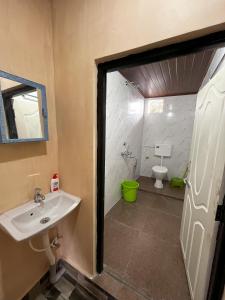 une salle de bains avec lavabo et toilettes dans l'établissement Payun Homestays, à Darjeeling