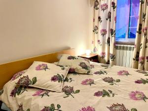 Katil atau katil-katil dalam bilik di Sesimbra Country House with Swimming Pool