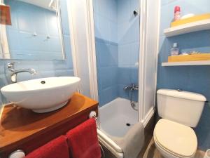 a bathroom with a sink and a toilet and a shower at Top Ático estudio Plaza del Arenal - Terraza con vistas in Jerez de la Frontera +13 photos