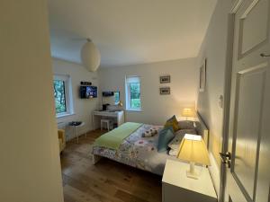 Postel nebo postele na pokoji v ubytování Elm Grove, Family Room