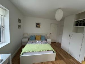 Postel nebo postele na pokoji v ubytování Elm Grove, Family Room