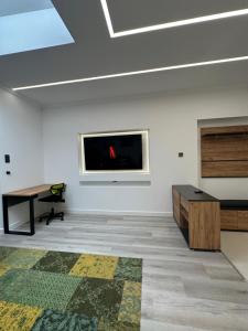 Cette chambre vide dispose d'une télévision à écran plat et d'un bureau. dans l'établissement NEUES Apartment in Löhne, 50qm mit Moderner Küche, Boxspringbett und vieles mehr, à Löhne