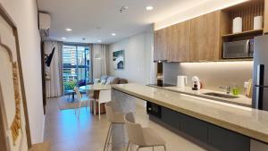 Eldhús eða eldhúskrókur á HOUZE - Stay & Residences by AVA