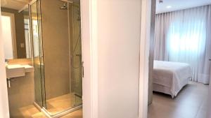 Kylpyhuone majoituspaikassa HOUZE - Stay & Residences by AVA