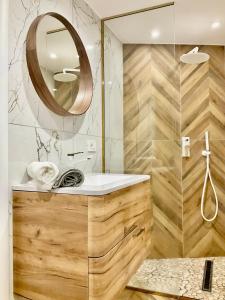 ein Badezimmer mit Waschbecken und Spiegel in der Unterkunft Gold suite19 in Catania