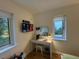 TV a/nebo společenská místnost v ubytování Elm Grove, Family Room