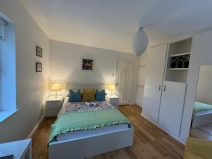 Postel nebo postele na pokoji v ubytování Elm Grove, Family Room