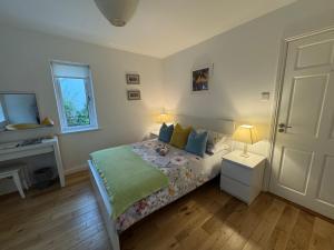 Postel nebo postele na pokoji v ubytování Elm Grove, Family Room