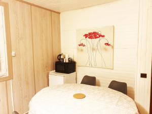 ein Esszimmer mit einem Tisch und Stühlen in einem Raum in der Unterkunft Chambre Cosy bien équipée proche RER aux Portes de Paris in Stains