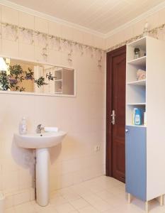 ein Badezimmer mit einem Waschbecken und einem blauen Kühlschrank in der Unterkunft Chambre Cosy bien équipée proche RER aux Portes de Paris in Stains