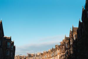 une rangée de bâtiments dans une ville dans l'établissement Beautiful central Edinburgh Apartment, à Édimbourg