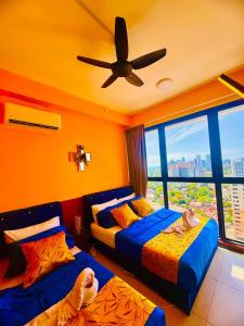 Postel nebo postele na pokoji v ubytování Deluxe Suite for10 Stunning Sea &City ViewsNetflix