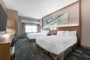 Postel nebo postele na pokoji v ubytování Best Western Plus Grand Rapids MN
