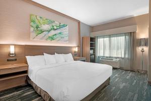 Postel nebo postele na pokoji v ubytování Best Western Plus Grand Rapids MN