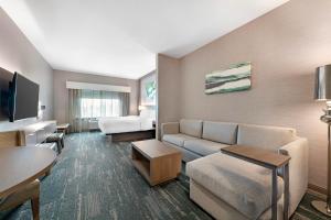 TV a/nebo společenská místnost v ubytování Best Western Plus Grand Rapids MN