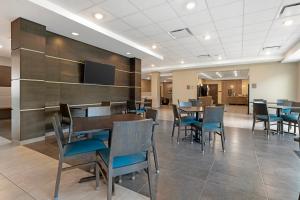 TV a/nebo společenská místnost v ubytování Best Western Plus Grand Rapids MN