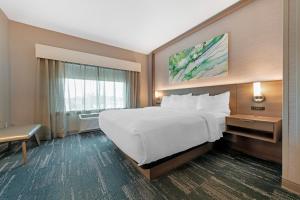 Postel nebo postele na pokoji v ubytování Best Western Plus Grand Rapids MN