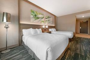 Postel nebo postele na pokoji v ubytování Best Western Plus Grand Rapids MN