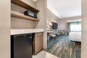 Kuchyň nebo kuchyňský kout v ubytování Best Western Plus Grand Rapids MN