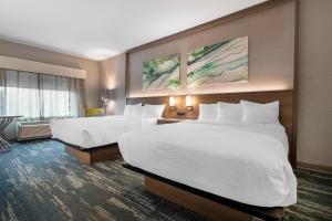 Postel nebo postele na pokoji v ubytování Best Western Plus Grand Rapids MN