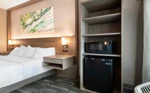 Postel nebo postele na pokoji v ubytování Best Western Plus Grand Rapids MN