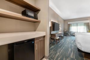 Postel nebo postele na pokoji v ubytování Best Western Plus Grand Rapids MN