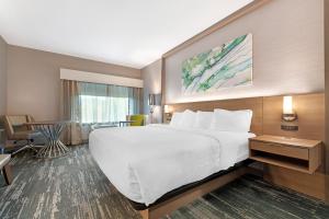 Postel nebo postele na pokoji v ubytování Best Western Plus Grand Rapids MN