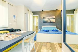 Posteľ alebo postele v izbe v ubytovaní The Geko Apartment Sirmione + 37 fotografií
