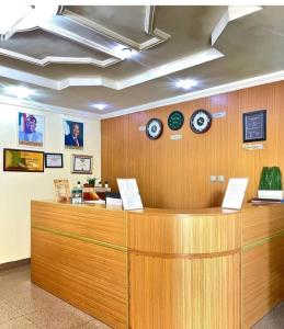 una hall con bancone e orologi appesi al muro di The Tranquil Mews ad Abuja