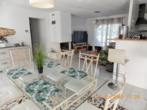 TV a/nebo společenská místnost v ubytování Maison authentique avec spa près de Dax et son jardin