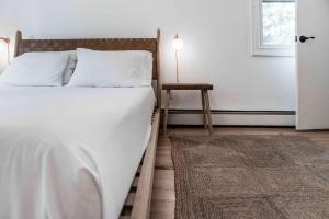 Fotografie z fotogalerie ubytování East Hampton Home with Fire Pit v destinaci East Hampton