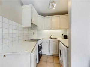 Kuchyň nebo kuchyňský kout v ubytování Eyre Square Double Room