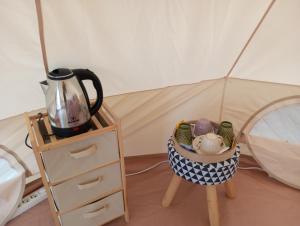 een kamer met een tent met een theepot en een tafel bij La Baia Guest House in Karítsa
