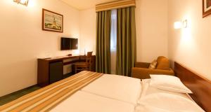 TV a/nebo společenská místnost v ubytování Best Western Airport Hotel Stella